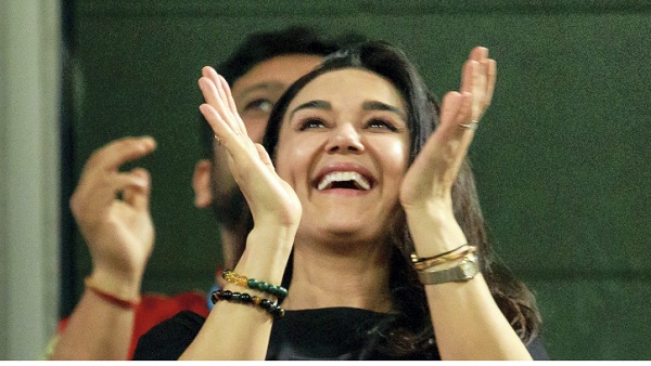 डिंपल गर्ल ने किया Tweet 