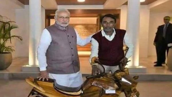  प्रधानमंत्री नरेंद्र मोदी को बाइक गिफ्ट की