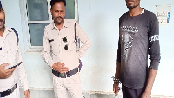 कोर्ट में बंदी को हथकडी लगाकर पहुंचे पुल‍िसकर्मी 