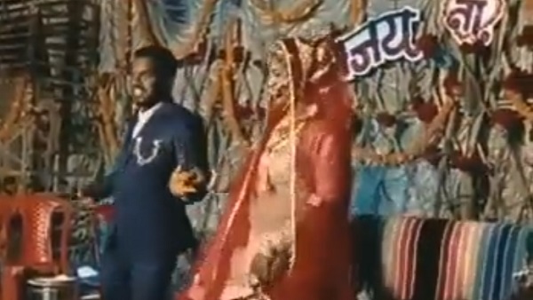 स्टेप से स्टेप मिलाकर दूल्हा-दुल्हन ने किया डांस स्टेप से स्टेप मिलाकर दूल्हा-दुल्हन ने किया डांस