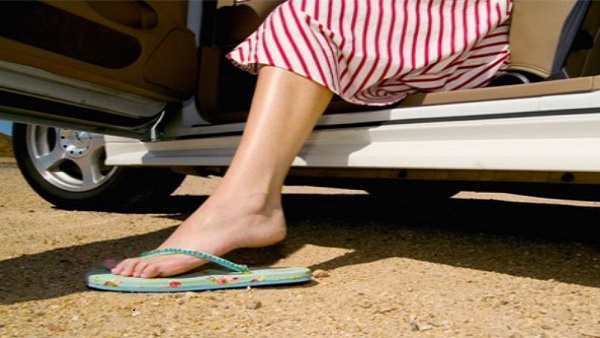  चप्पल पहनकर कार चलाने पर जुर्माना