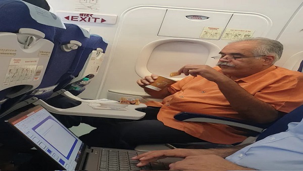 IndiGo Airlines MD Rahul Bhatias tea with Parle-G biscuits, win Fans Heart on social media IndiGo Airlines MD Rahul Bhatias tea with Parle-G biscuits, win Fans Heart on social media