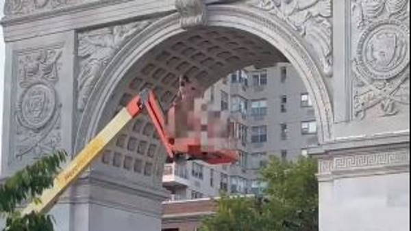 पार्क में क्रेन पर होने लगा स्ट्रिप शो