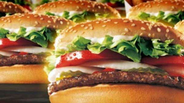 अजीब टेस्ट आने पर महिला ने खोला बर्गर