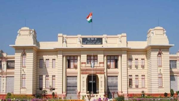 कार्यकाल के दौरान दर्ज हुई कई आपराधिक मामले