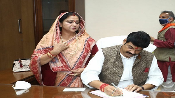 बहू सव‍िता स‍िंह भी न‍िर्व‍िरोध सदस्‍य और ज‍िपं अध्‍यक्ष बनी थी 