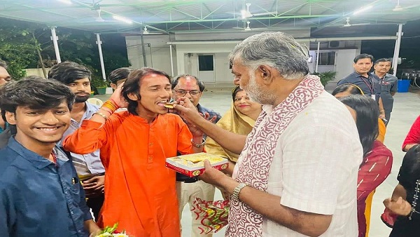 परिवहन मंत्री के भतीजे को हराने वाले का केंद्रीय मंत्री ने किया स्वागत परिवहन मंत्री के भतीजे को हराने वाले का केंद्रीय मंत्री ने किया स्वागत