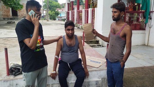 पुल‍िस थाना पर‍िसर में बर्तन व्‍यापारी रोह‍ित नायक 