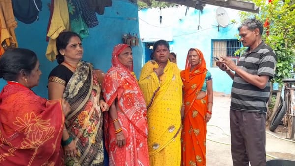 मेहनत-मजदूरी कर बेटे के यह इकट्ठा किए पैसे