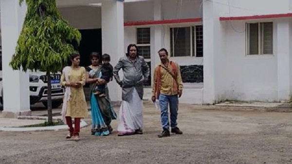 पति के खिलाफ कार्रवाई की मांग लेकर एसपी ऑफिस पहुंची युवती पति के खिलाफ कार्रवाई की मांग लेकर एसपी ऑफिस पहुंची युवती