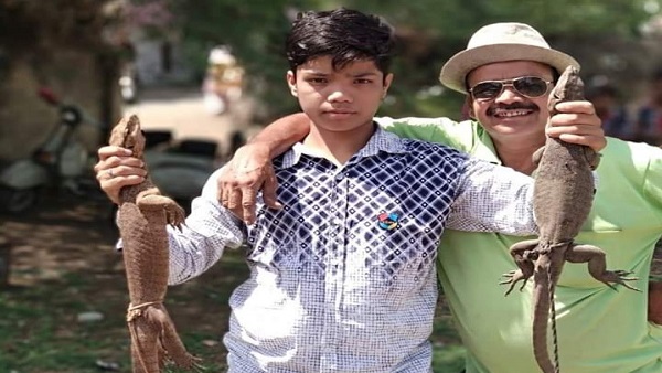 बेटे असद भी सीख गए सांप काबू में करना बेटे असद भी सीख गए सांप काबू में करना