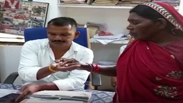 हीरा कार्यालय में हीरा जमा कराती गेंदाबाई
