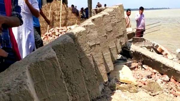 घर तोड़कर ईंट और पत्थर जुटा रहे ग्रामीण