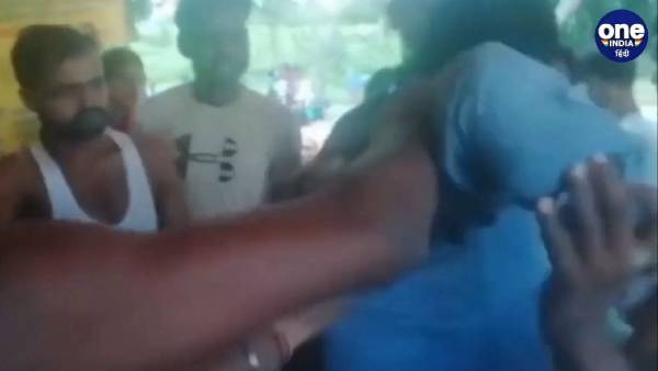 शिक्षक के मामले में गुटों में बंटे ग्रामीण