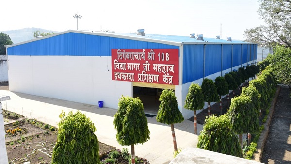 कपडे और सामग्री ब‍िक्री के ल‍िए परिसर में दुकान भी संचाल‍ित 