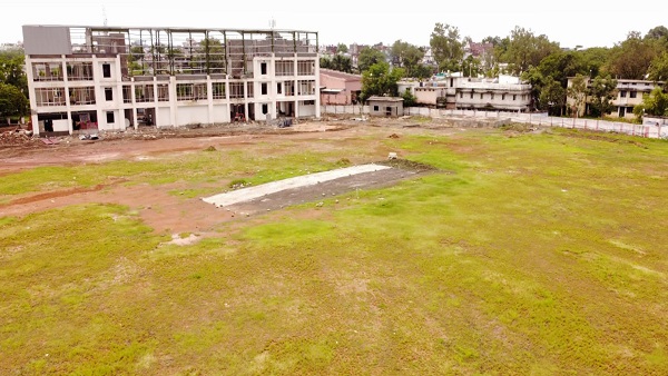 विदेश से बुलवाई घास, ग्रांउड में प्लांट कराई विदेश से बुलवाई घास, ग्रांउड में प्लांट कराई