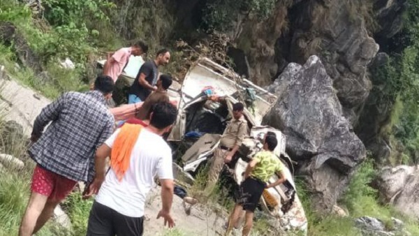 सड़क पार करते हुई मौत