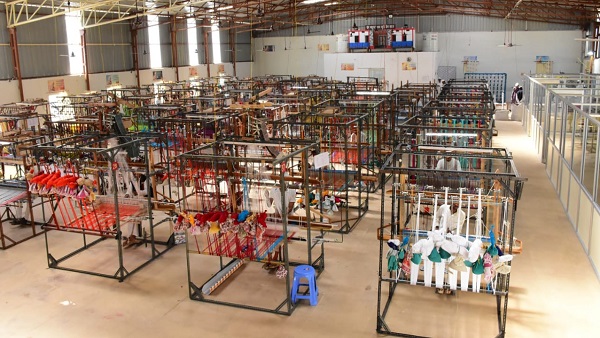 सभ्‍य समाज के खोटे स‍िक्‍के, अब चरखा चला रहे 