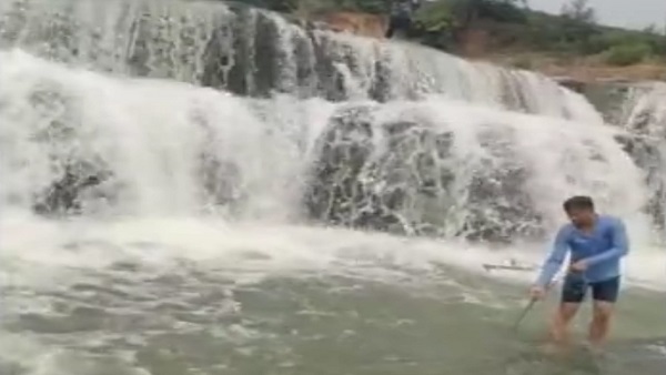 क‍िशोर की बांध में तलाश करते एसडीआरएफ टीम