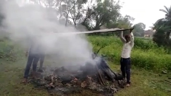 पाली गांव में इस तरह किया गया अंत‍िम संस्‍कार 