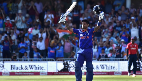 हल्के हाथ से लॉफ्ट किया, कवर के ऊपर से छक्का