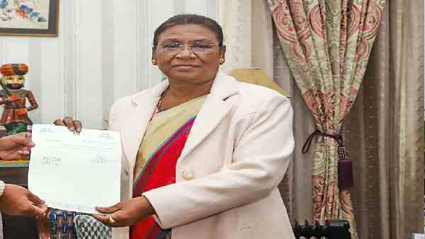 दो जवान बेटों और पति का छूटा साथ दो जवान बेटों और पति का छूटा साथ