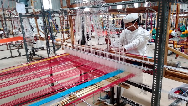 54 लूम्‍स में 109 कैदी बुन रहे सपने 