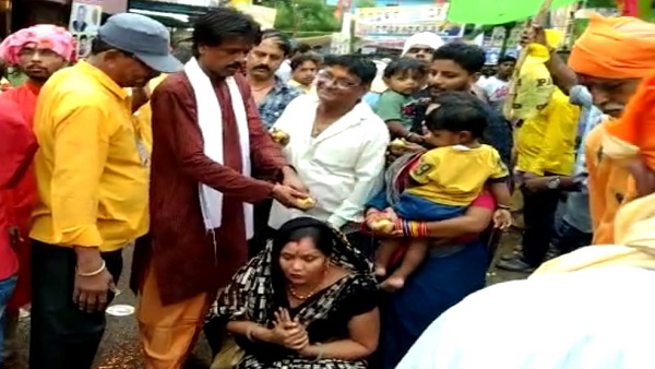 महि‍ला के स‍िर पर नीबू काटकर उतारा करते पंडा 