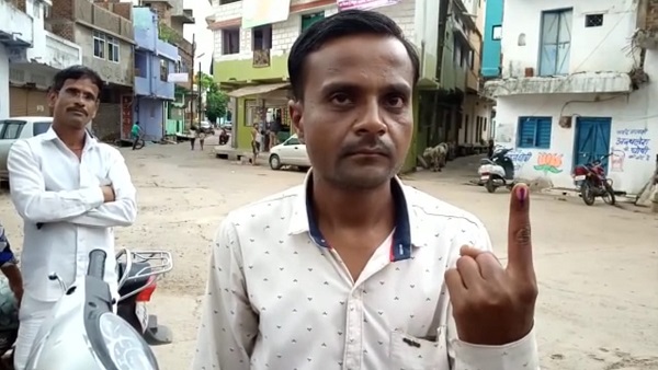 प‍िता का अंत‍िम संस्‍कार कर वोट डालने पहुंचा बेटा 