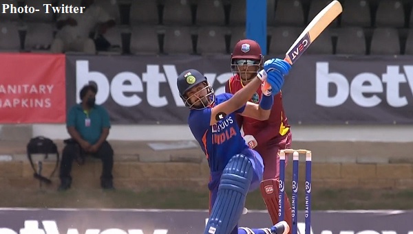 पहले हाफ में सिंगल्स और डबल्स से काम चलाया