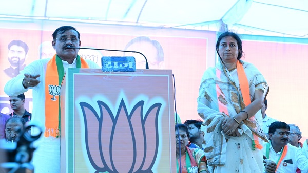बीडी शर्मा पीटीसी ग्राउंड में सभा को संबोध‍ित करते हुए, साथ में प्रत्‍याशी 