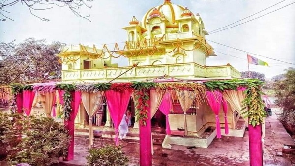 प्रवेश द्वार से ही मंदिर की दिव्यता महसूस होती है प्रवेश द्वार से ही मंदिर की दिव्यता महसूस होती है