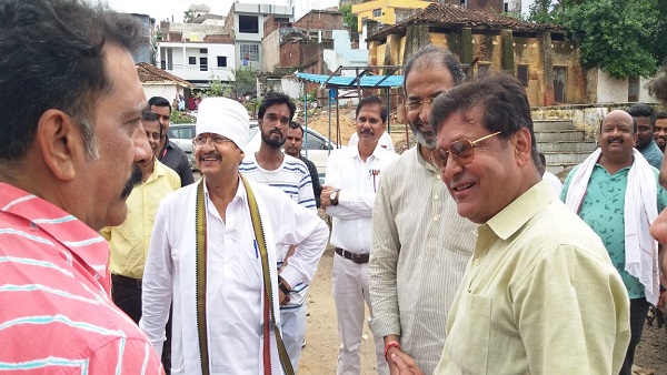 सांसद, व‍िधायक, पूर्व व‍िधायक और अभ‍िनेता एक साथ म‍िले 