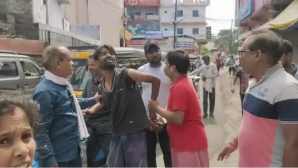 बदमाश की धुनाई करते मोहल्ले वाले बदमाश की धुनाई करते मोहल्ले वाले