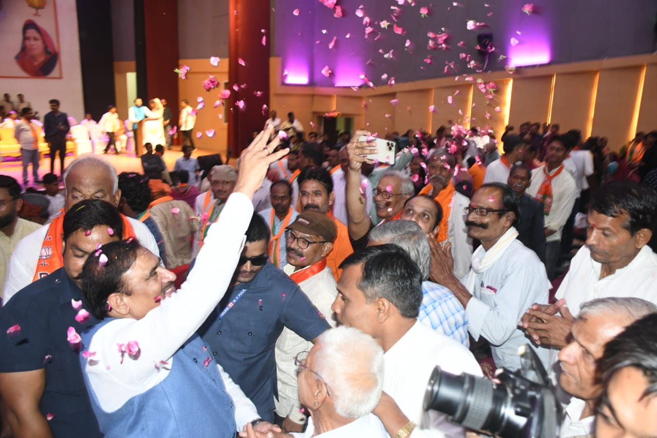 पुष्‍पवर्षा कर कार्यकर्ताओं का सम्‍मान किया