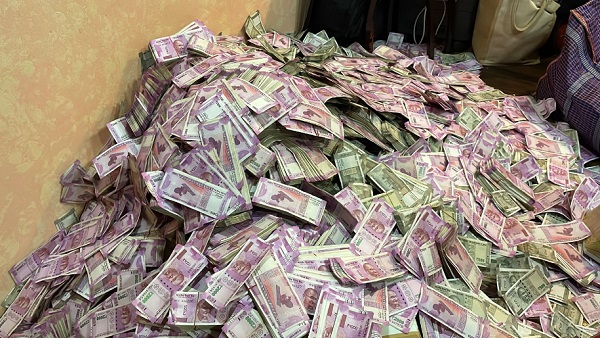 अर्पिता मुखर्जी के घर से मिले 20 करोड़ कैश