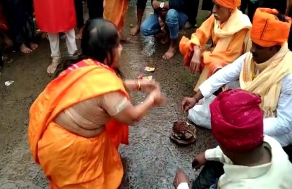 माता की सवारी के बाद पूजा पाठ करते पुजारी 
