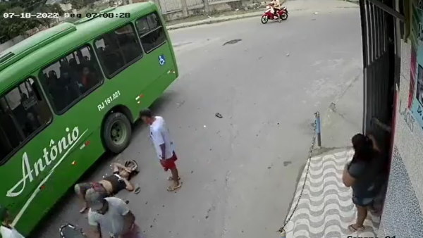 बाइक रोकने के चक्कर में बस के नीचे आया बाइकर
