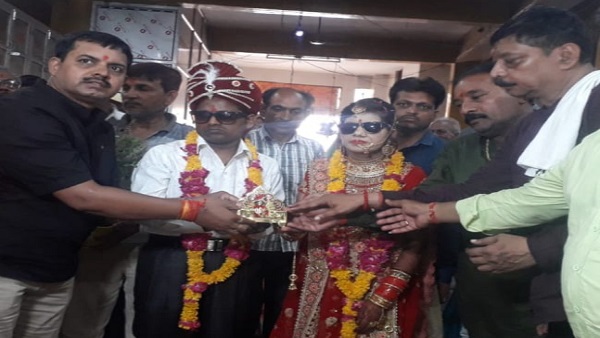 गायत्री मंद‍िर में व‍िध‍िव‍िधान से इनका व‍िवाह संपन्‍न कराया गया