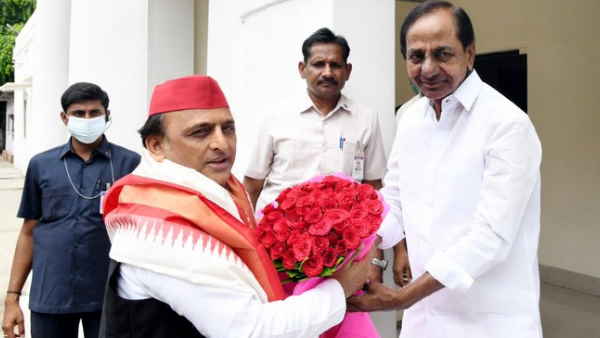 Telangana cm K Chandrasekhar Rao met Samajwadi Party chief Akhilesh Yadav Telangana cm K Chandrasekhar Rao met Samajwadi Party chief Akhilesh Yadav