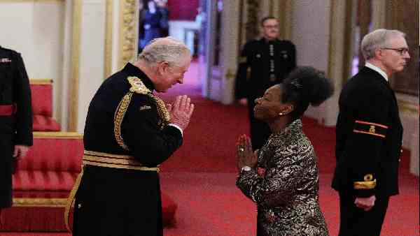 हाथ मिलाना या नमस्कार करना