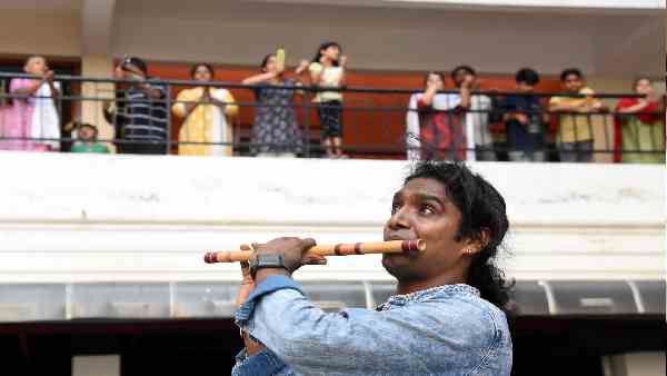 ताली बजाना