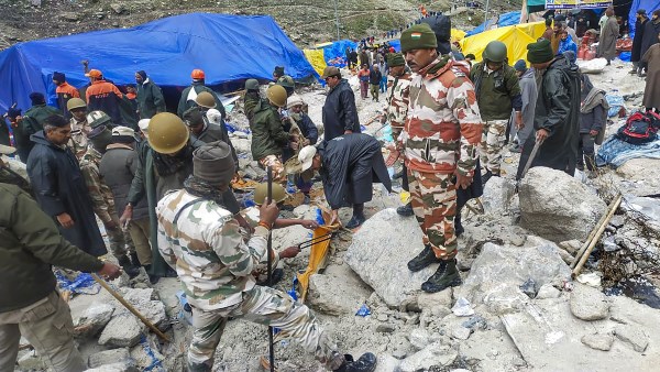 सर्च ऑपरेशन में कुत्तों को लगाया गया