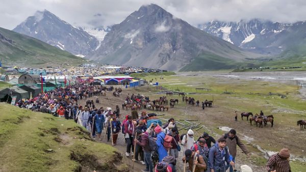 2.30 लाख से अधिक यात्री कर चुके हैं पवित्र गुफा के दर्श