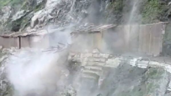 श्रीनगर-लेह राजमार्ग पर आवागमन ठप