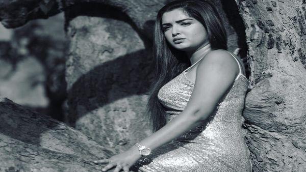 लड़कियों को दे रही हैं डेटिंग के नुस्खे