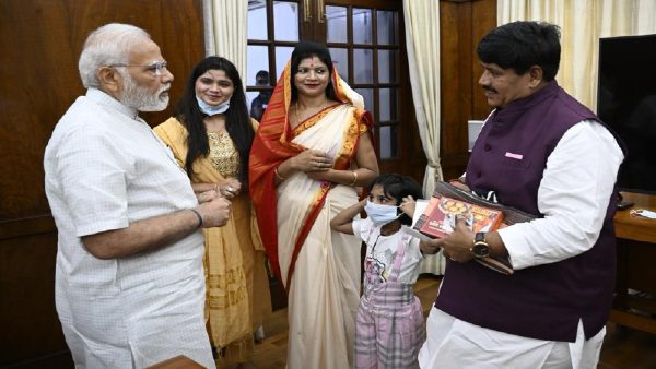परिवार के साथ संसद आए थे उज्जैन सांसद