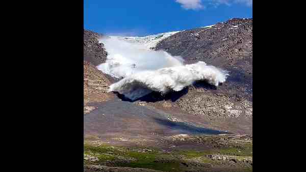 किर्गिस्तान में हिमस्खलन का भयावह मंजर किर्गिस्तान में हिमस्खलन का भयावह मंजर