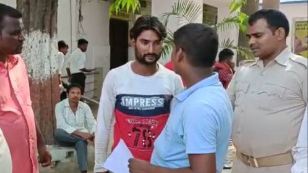 कपड़ा व्यवसाय की आड़ में जाली नोटों की तस्करी कपड़ा व्यवसाय की आड़ में जाली नोटों की तस्करी