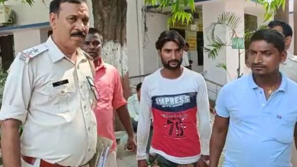 कपड़ा बेचने के दौरान लौटा रहा था जाली नोट कपड़ा बेचने के दौरान लौटा रहा था जाली नोट